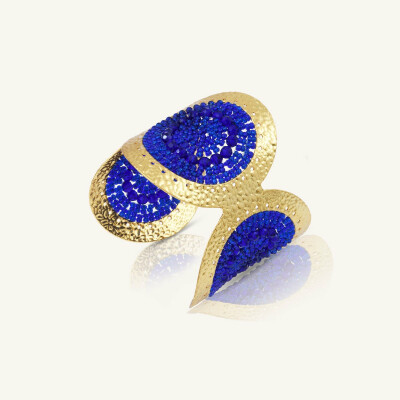 Manchette Sàntibé Bijoux Fuego en laiton, métal doré et perles bleu
