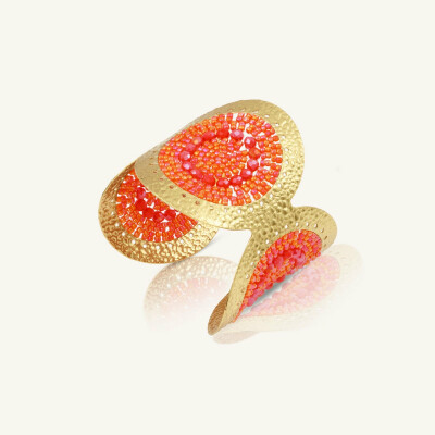 Manchette Sàntibé Bijoux Fuego en laiton, métal doré et perles corail