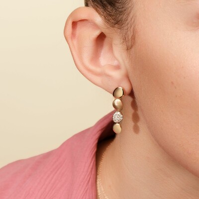 Boucles d'oreilles Galet en or rose satiné, diamants bruns et diamants