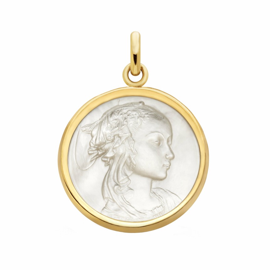 Arthus Bertrand Adorazione virgin medal, 19mm, mother-of-pearl and yellow gold