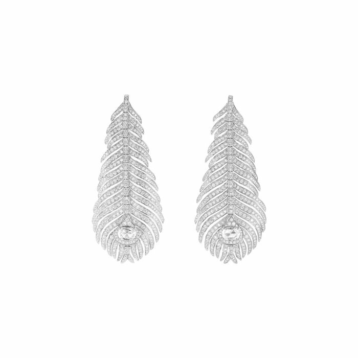 Boucles d'oreilles pendantes Boucheron Nature Triomphante Plume de Paon, sertis de deux diamants taille rose et pavés de diamants, sur or blanc