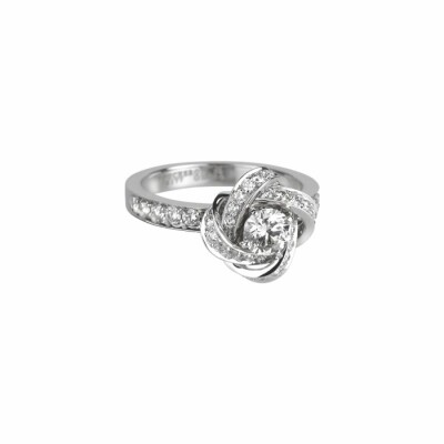 Bague Boucheron Pivoine sertie d'un diamant rond, pavée de diamants, sur or blanc