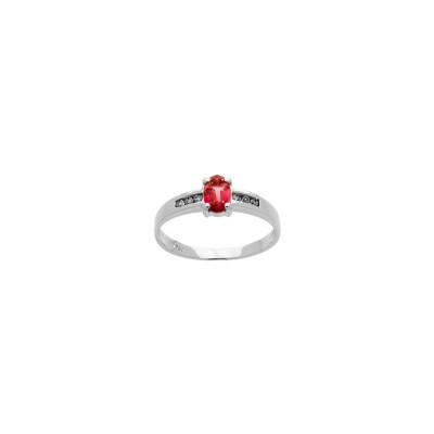 Bague en or blanc, rubis et diamants