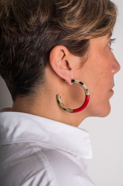 Créoles ATELIER1811 Kathleen Leopard Rouge en corne naturelle