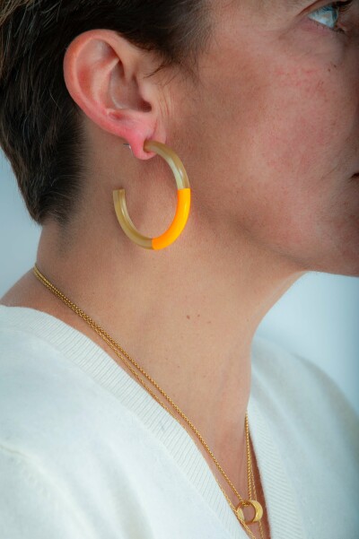 Créoles ATELIER1811 Kathleen Orange Fluo en corne naturelle