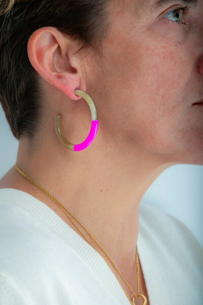 Créoles ATELIER1811 Kathleen Rose Fluo en corne naturelle