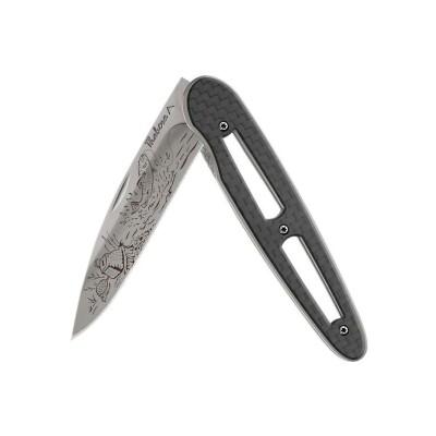 Couteau acier finition titane gris plaquette ajourée carbone motif «pêche rivière»