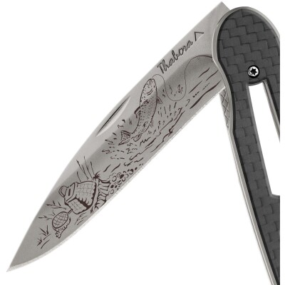 Couteau acier finition titane gris plaquette ajourée carbone motif «pêche rivière»