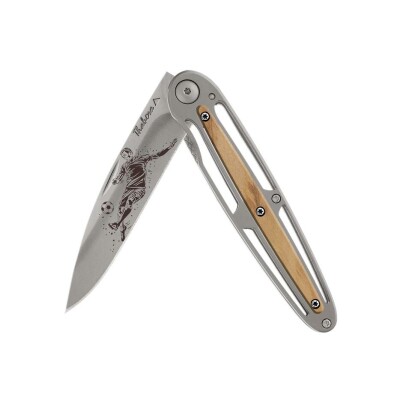 Couteau acier finition titane gris plaquette centrale bois clair motif «footballeur»