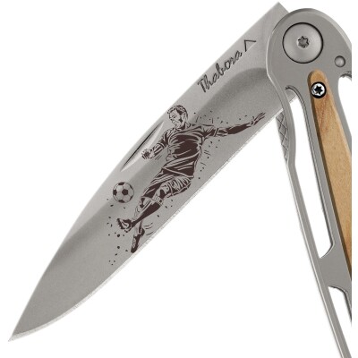 Couteau acier finition titane gris plaquette centrale bois clair motif «footballeur»