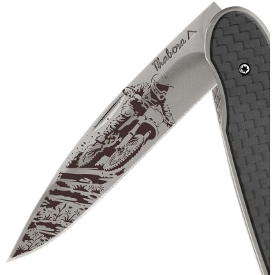 Couteau acier finition titane gris plaquette pleine carbone motif «motocross»