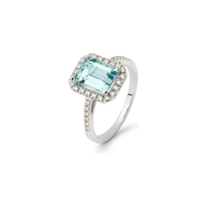 Bague en or blanc (taille 54) sertie d’une aigue-marine (2,29 ct) en griffes, entourée de diamants (0,22 ct)