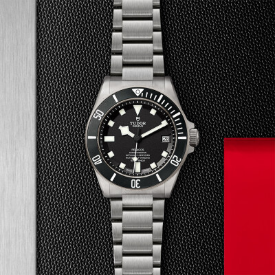 Montre TUDOR Pelagos disque noir mat en céramique, bracelet en titane