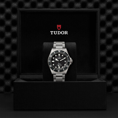 Montre TUDOR Pelagos disque noir mat en céramique, bracelet en titane