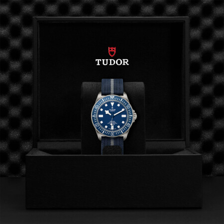 Montre TUDOR Pelagos FXD lunette tournante bidirectionnelle, bracelet en tissu bleu marine