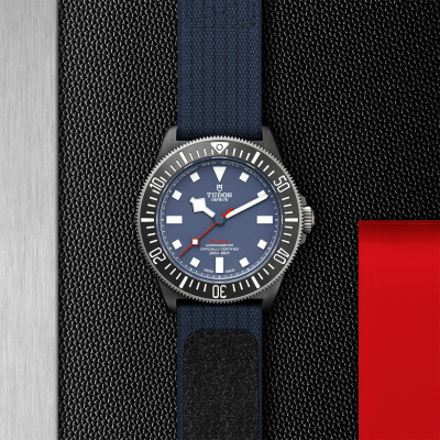 Montre TUDOR Pelagos FXD lunette en titane avec disque en composite de carbone noir, bracelet en tissu