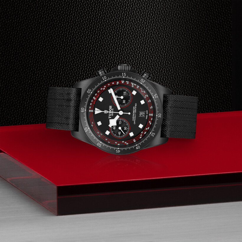 Montre TUDOR Pelagos FXD Chrono, boîtier 43 mm en composite de carbone, bracelet en tissu noir