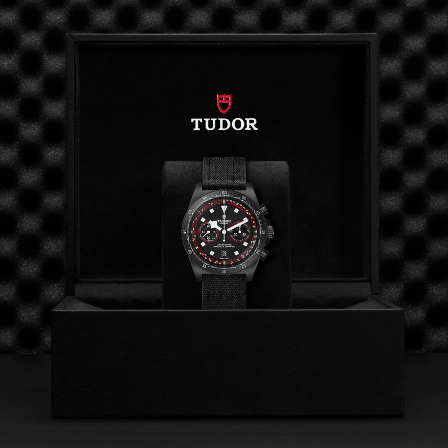 Montre TUDOR Pelagos FXD Chrono, boîtier 43 mm en composite de carbone, bracelet en tissu noir