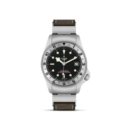 Montre TUDOR Black Bay P01 boîtier en acier 42 mm, bracelet en cuir brun