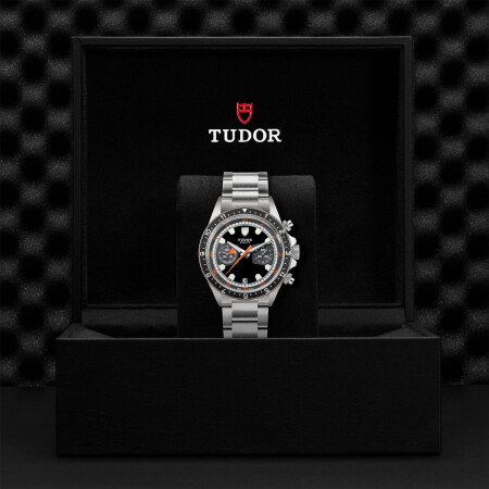 Montre TUDOR Heritage Chrono cadran noir et gris, bracelet en acier