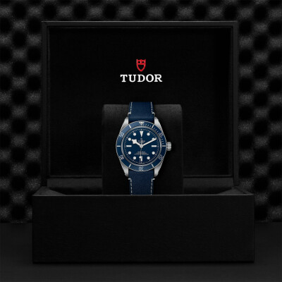 Montre TUDOR Black Bay 58 boîtier en acier 39 mm, bracelet « soft touch » bleu