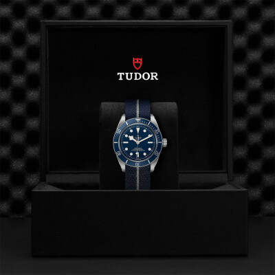 Montre TUDOR Black Bay 58 boîtier en acier 39 mm, bracelet en tissu bleu