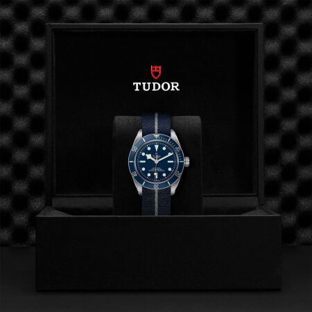 Montre TUDOR Black Bay 58 boîtier en acier 39 mm, bracelet en tissu bleu