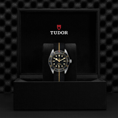 Montre TUDOR Black Bay 58, boîtier en acier 39 mm, bracelet en tissu