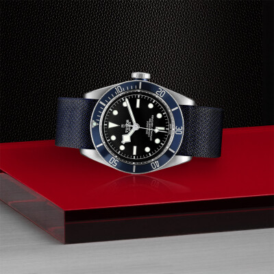 Montre TUDOR Black Bay boîtier en acier 41 mm, bracelet en tissu bleu