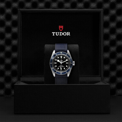 Montre TUDOR Black Bay boîtier en acier 41 mm, bracelet en tissu bleu