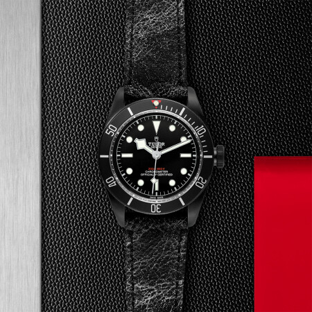 Montre TUDOR Black Bay Dark boîtier en acier traité pvd, 41mm, bracelet en cuir vieilli