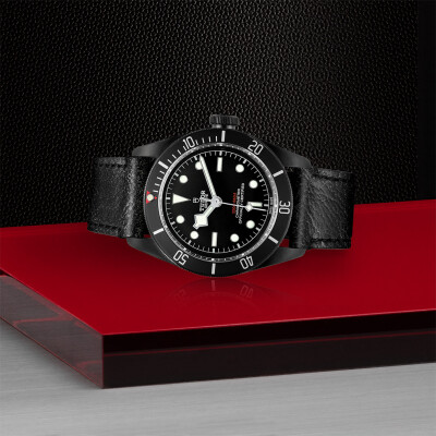 Montre TUDOR Black Bay Dark boîtier en acier traité pvd, 41mm, bracelet en cuir vieilli
