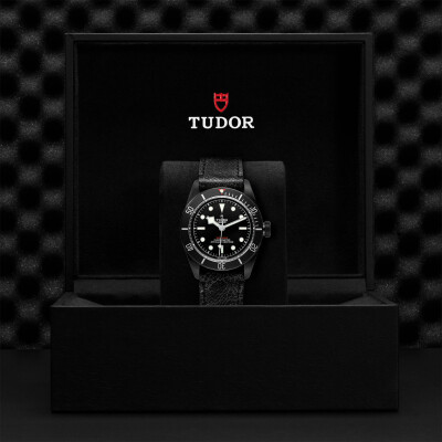 Montre TUDOR Black Bay Dark boîtier en acier traité pvd, 41mm, bracelet en cuir vieilli