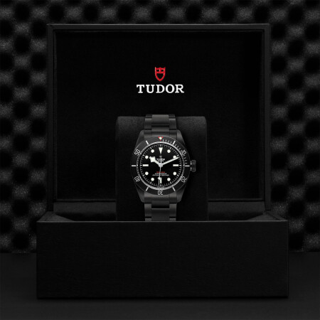 Montre TUDOR Black Bay Dark boîtier en acier traité pvd, 41mm, bracelet en acier