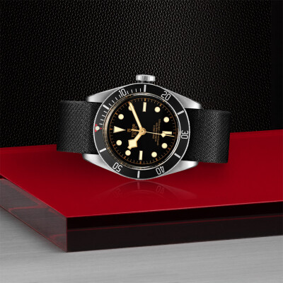 Montre TUDOR Black Bay boîtier en acier 41 mm, bracelet en tissu noir