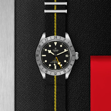 Montre TUDOR Black Bay Pro boîtier en acier 39 mm, bracelet en tissu noir avec bande jaune