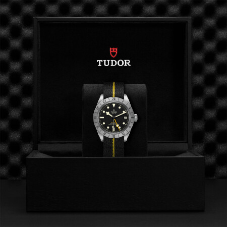 Montre TUDOR Black Bay Pro boîtier en acier 39 mm, bracelet en tissu noir avec bande jaune