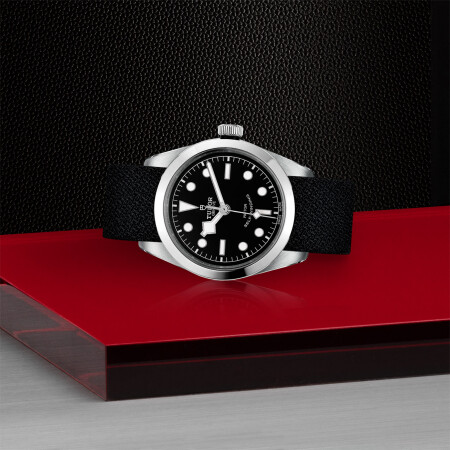 Montre TUDOR Black Bay 36 boîtier en acier 36 mm, bracelet en tissu noir