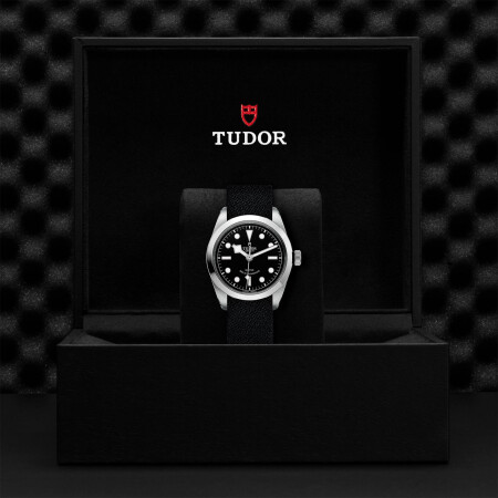 Montre TUDOR Black Bay 36 boîtier en acier 36 mm, bracelet en tissu noir