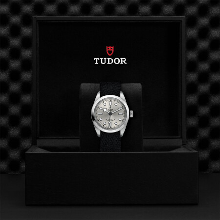 Montre TUDOR Black Bay 36 boîtier en acier 36 mm, bracelet en tissu noir