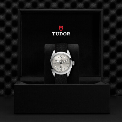 Montre TUDOR Black Bay 41 boîtier en acier 41 mm, bracelet en tissu noir