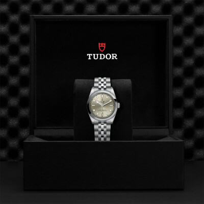 Montre TUDOR Black Bay 31 boîtier en acier, 31 mm, bracelet en acier