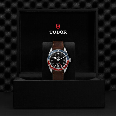 Montre TUDOR Black Bay GMT boîtier en acier 41 mm, bracelet en cuir brun «terra di siena»