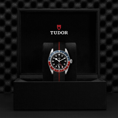 Montre TUDOR Black Bay GMT boîtier en acier 41 mm, bracelet en tissu