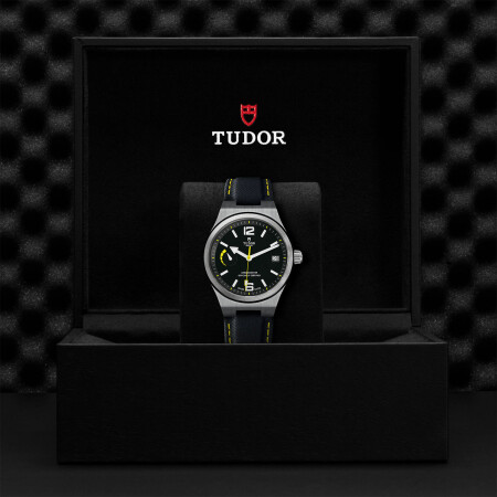 Montre TUDOR North Flag boîtier en acier, 40mm, bracelet en cuir noir