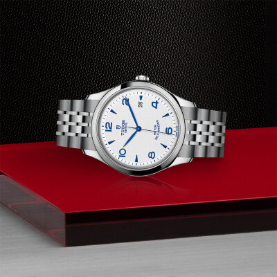 TUDOR 1926 watch, 41 mm steel case, opaline and blue dial