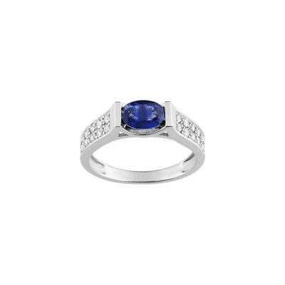 Bague en or blanc, saphir et diamants de 0.30ct