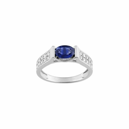 Bague en or blanc, saphir et diamants de 0.30ct