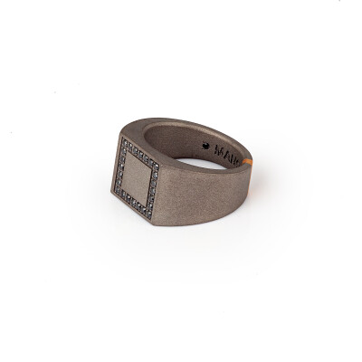 Bague Mano J en titane, or rouge et diamants noirs