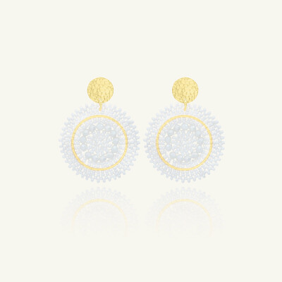 Boucles d'oreilles Sàntibé Bijoux Mini Espagnola en laiton, métal doré et perles blanc